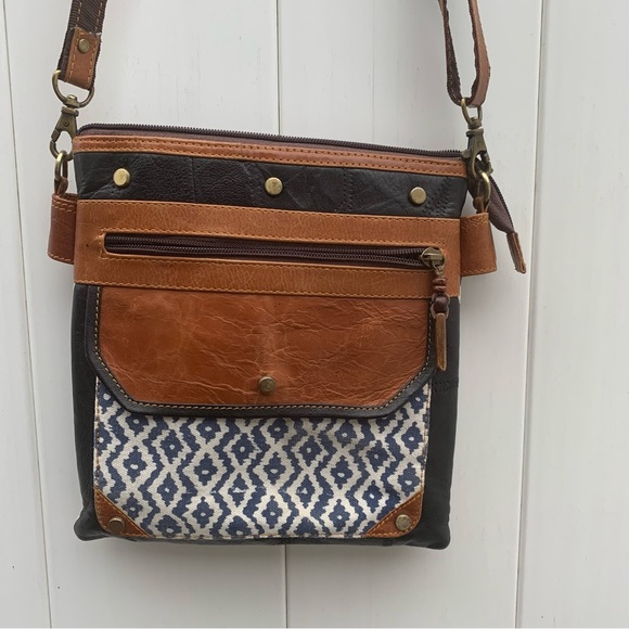 VAAN & CO. Nomad Athens Crossbody - Picture 2 of 16